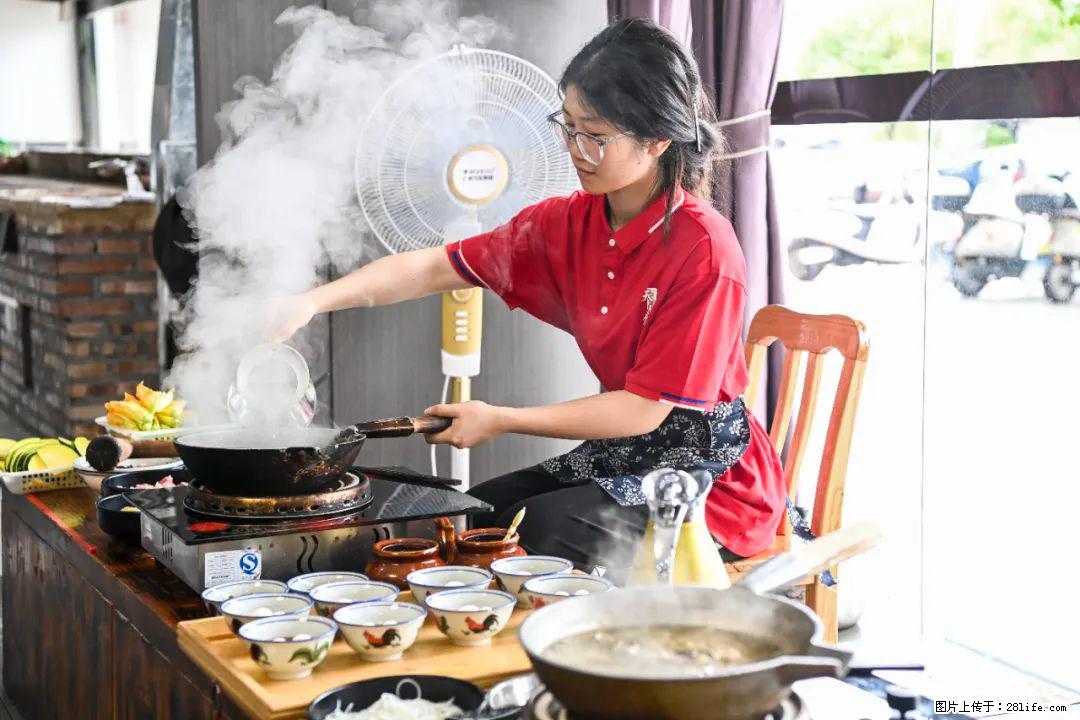 全网追的“扁担女孩”，找了一份暑假工，时薪12元 - 平凉生活资讯 - 平凉28生活网 pl.28life.net